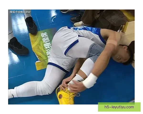 广厦重创孙铭徽崴脚被背回更衣室